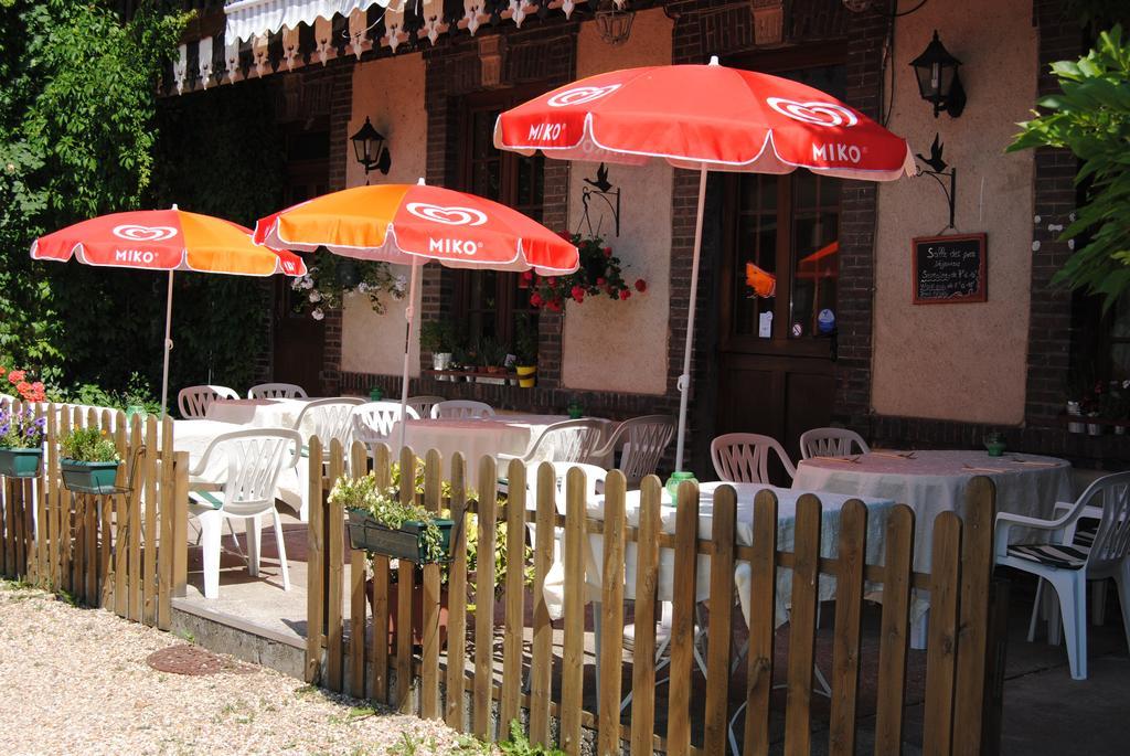 Hotel Restaurant Le Cygne Conches-en-Ouche Exterior foto