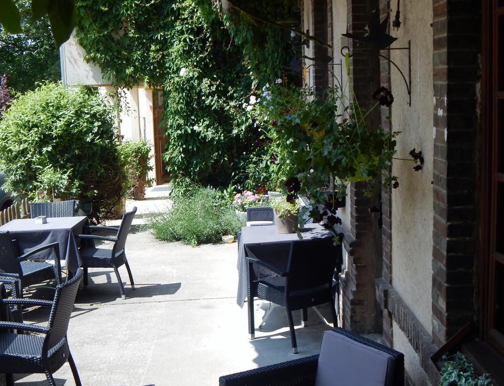 Hotel Restaurant Le Cygne Conches-en-Ouche Exterior foto