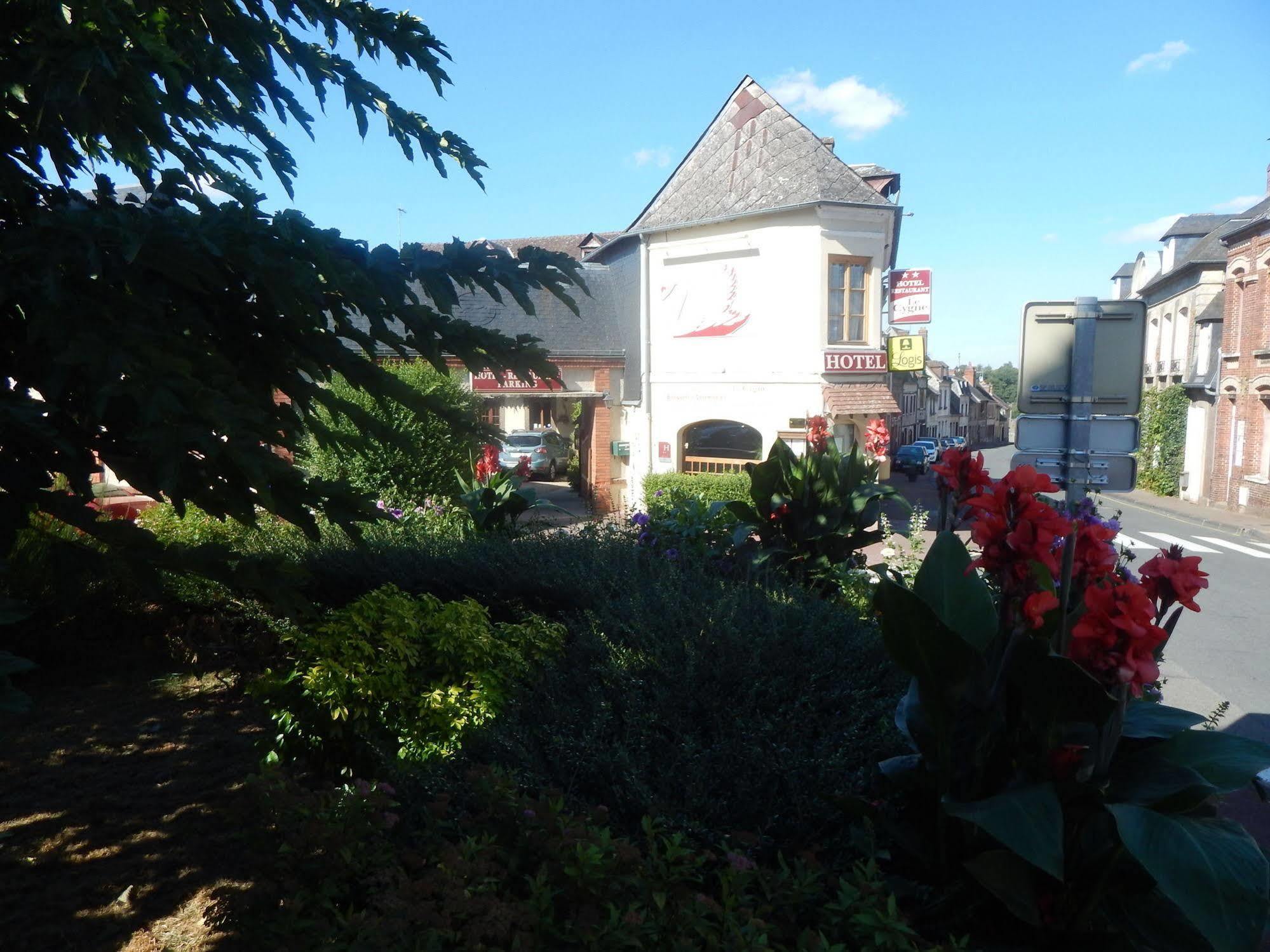 Hotel Restaurant Le Cygne Conches-en-Ouche Exterior foto